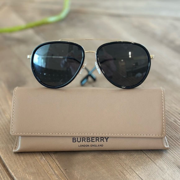 Burberry Gold and Black Aviator Sunglasses with Beige Case - Picture 1 of 6